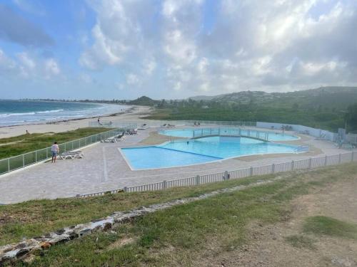 2 piscinas en una playa junto al océano en Studio Tamarin, en Saint Martin