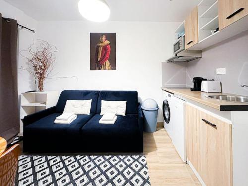 un salon avec un canapé noir dans une cuisine dans l'établissement Appart 4pers#1 Bedroom#République#Paris 3, à Paris