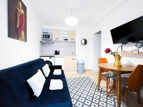 un salon avec un canapé bleu et une table dans l'établissement Appart 4pers#1 Bedroom#République#Paris 3, à Paris