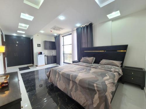 ein Schlafzimmer mit einem großen Bett in einem Zimmer in der Unterkunft Ultra muse Studio Apartment in Lahore
