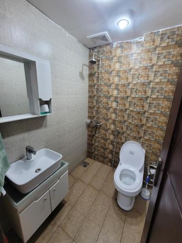 ein Bad mit einem WC und einem Waschbecken in der Unterkunft Ultra muse Studio Apartment in Lahore