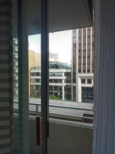une fenêtre ouverte avec vue sur la ville dans l'établissement DEPARTAMENTOS SANTIAGO CENTRO, à Santiago