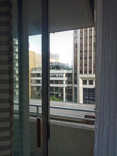 una ventana abierta con vistas a la ciudad en DEPARTAMENTOS SANTIAGO CENTRO, en Santiago