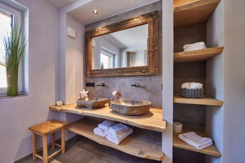 une salle de bain avec deux lavabos et un miroir dans l'établissement Sunshine Apartment Wood'n Rustic, à Garmisch-Partenkirchen