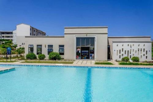 uma grande piscina em frente a um edifício em Eleganza Suites em Kilifi