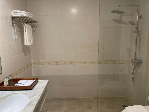 Bilik mandi di Hotel Sor