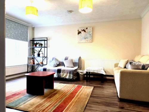 Χώρος καθιστικού στο 3BR House in Convenient Location-ample parking