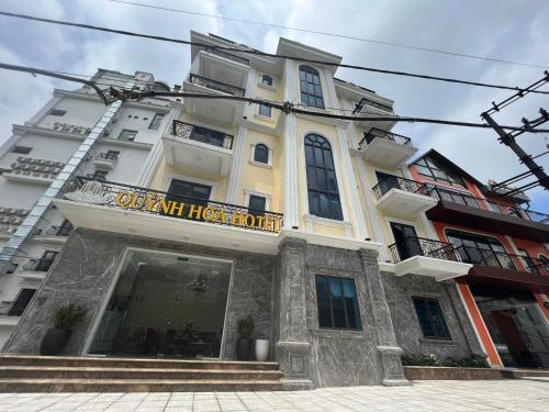 um edifício com uma placa na frente dele em Quỳnh Hoa Hotel Tam Đảo em Tam Dao