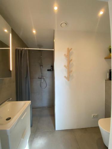 Et badeværelse på Homestay D36 cosy room and private bathroom