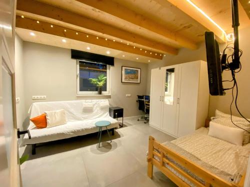 En eller flere senge i et værelse på Homestay D36 cosy room and private bathroom