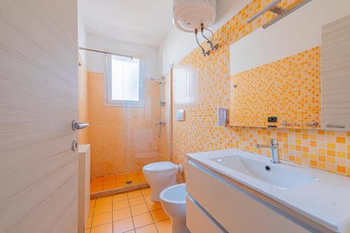 bagno con lavandino e servizi igienici di Le Piscine RELAX a Nardò