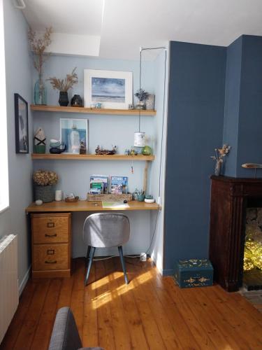 a room with a desk and a chair in a room at La Cabane du Pecheur in Honfleur