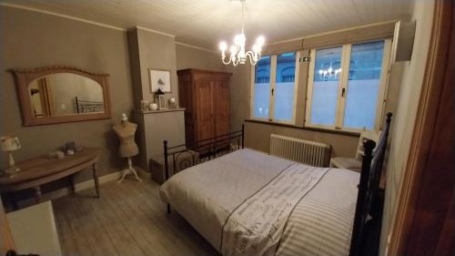 um quarto com uma cama, uma mesa e um espelho em Dream@coast em Nieuwpoort