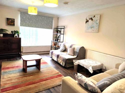 Χώρος καθιστικού στο 3BR House in Convenient Location-ample parking
