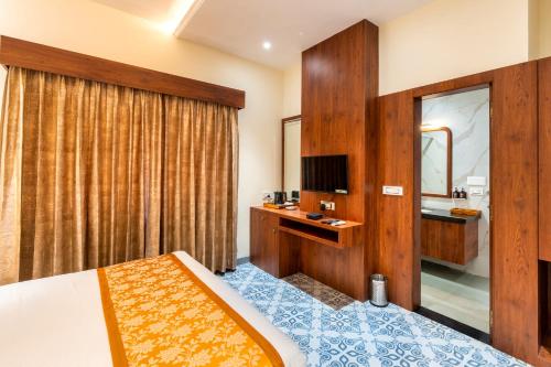 ein Hotelzimmer mit einem Bett und einem Spiegel in der Unterkunft The Grand Fateh in Udaipur