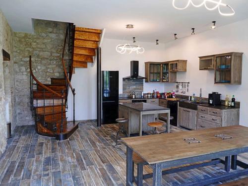 una cocina con una escalera en el medio de una habitación en Le gite des carmes, en Lauzerte