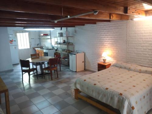 1 dormitorio con cama, mesa y cocina en Amplio depto para 4 personas a 1 cuadra del mar en Balneario Mar Chiquita