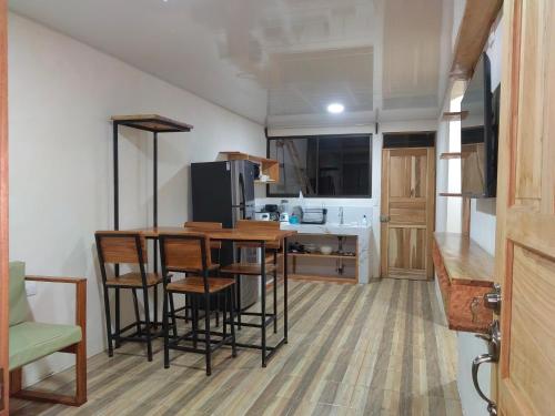 cocina con mesa y sillas en una habitación en Papaturro House, en La Cruz