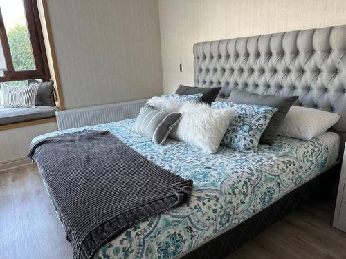 a bed with pillows on it in a bedroom at Departamento Costanera Villarrica in Villarrica