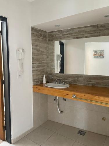 uma casa de banho com um lavatório e um espelho em Brisas del Sur em Villa Carlos Paz