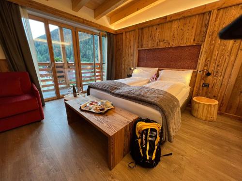 Postel nebo postele na pokoji v ubytování Hotel Ortles Dolomiti Walking & Spa