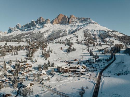 una vista aérea de una estación de esquí en la nieve en Hotel Alpenrose, en Carezza al Lago