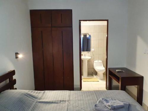 - une chambre avec un lit et une salle de bains avec des toilettes dans l'établissement Apart otel Marina Loft 101, à Coco