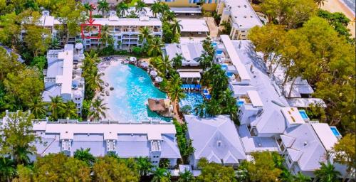 棕櫚灣的住宿－Peppers Beach Club Penthouse，享有带游泳池的度假村的空中景致