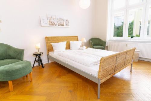 een bed in een kamer met 2 stoelen en een bed sidx sidx sidx bij Strandkoje in Flensburg
