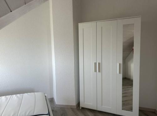 Ένα ή περισσότερα κρεβάτια σε δωμάτιο στο Dachwhg an schöner Aussichtslage