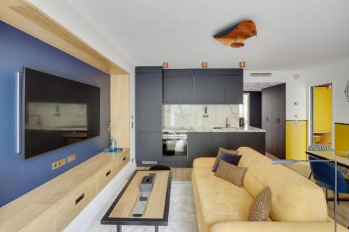 un salon avec un canapé et une table dans l'établissement Séjours Parisiens / Suite Étoile / 5*, à Paris