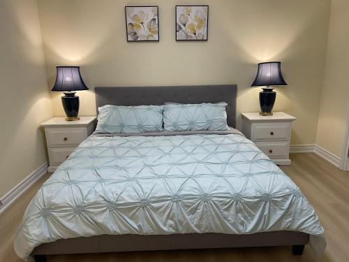1 dormitorio con 1 cama con 2 mesitas de noche en Luxury Suite with King Bed-4 minutes to The Falls en Cataratas del Niágara