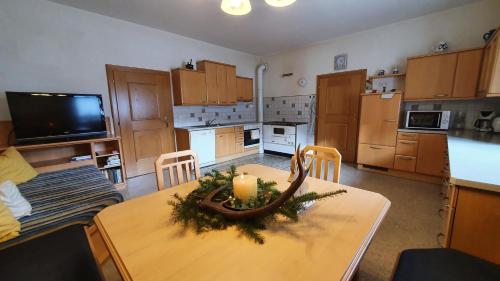 eine Küche mit einem Tisch und einer Kerze darauf in der Unterkunft Neufangbauer, Familie Sabine und Peter Hauser in Dorfgastein