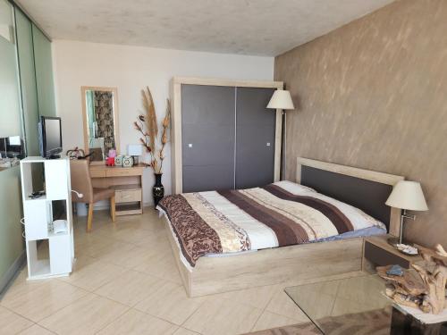 Postel nebo postele na pokoji v ubytování Grand Midia Resort, Sky level apartments