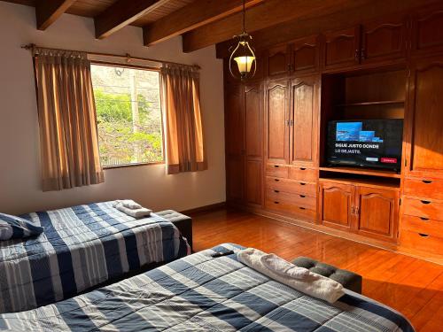 - une chambre avec 2 lits et une télévision à écran plat dans l'établissement Habitacion doble vista a la Huaca Miraflores, à Lima
