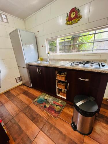 a kitchen with a stove and a refrigerator at Cabaña El Nativo - Licán Ray in Licán Ray