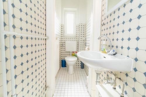 uma casa de banho branca com um lavatório e um WC em Koje Marina em Flensburg