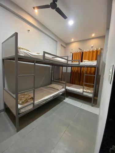 Katil atau katil-katil dalam bilik di Hotel StayMore Premium Rooms and AC dorms