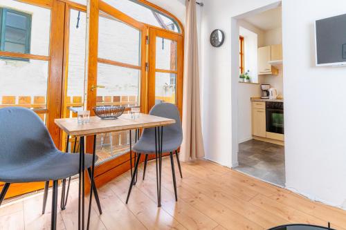- une cuisine et une salle à manger avec une table et des chaises dans l'établissement Smutjes Koje, mittendrin und doch am Meer, à Flensbourg