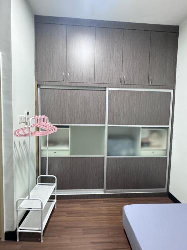 a bedroom with a bed and a pink lamp at Sandakan IJM condo full-equipped homestay in Sandakan