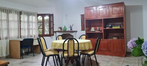 comedor con mesa, sillas y chimenea en Casa MOVA en San Lorenzo