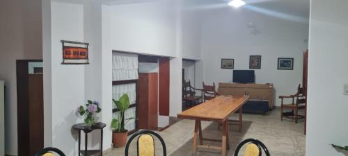 sala de estar con mesa de madera y sillas en Casa MOVA en San Lorenzo