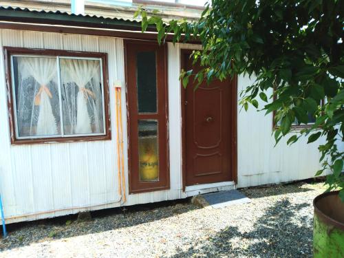 a house with a door and a window at Alojamiento para 1 sola persona Dpto independiente muy tranquilo in Valdivia