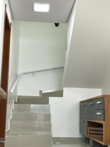 a staircase in a room with a stair case at Faith Home 3 in Arraial do Cabo