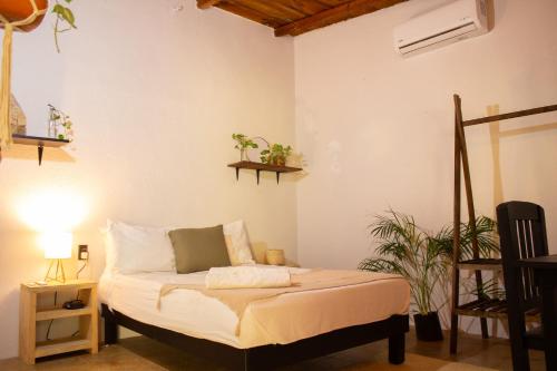 - une chambre avec un lit dans l'établissement Casa Niita, à Puerto Escondido