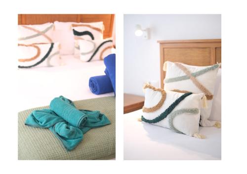 プエルト・カレロにあるMar Azul Puerto Calero - Private Pool and BBQ By Lanzarote Vacation Homesのベッドの枕の写真2枚