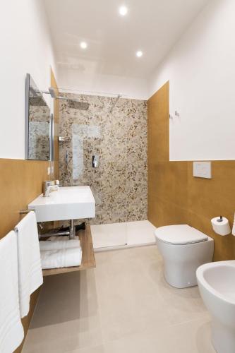 a bathroom with a sink and a toilet at Citrus Home in Meta