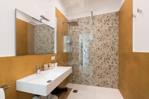 a bathroom with a sink and a shower at Citrus Home in Meta