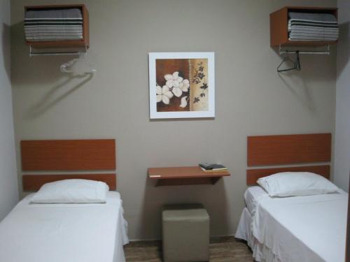 Hotel Avenida Tupã tesisinde bir odada yatak veya yataklar