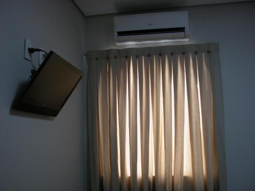 Televisyen dan/atau pusat hiburan di Hotel Avenida Tupã